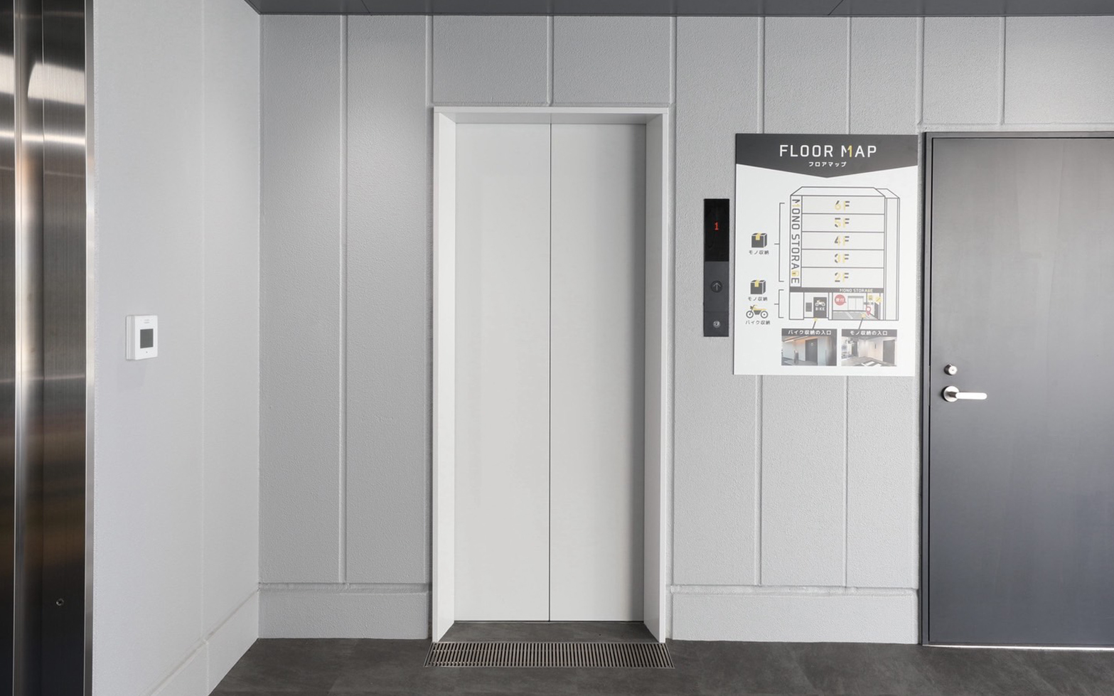 エレベーターを使って荷物をお運びください。