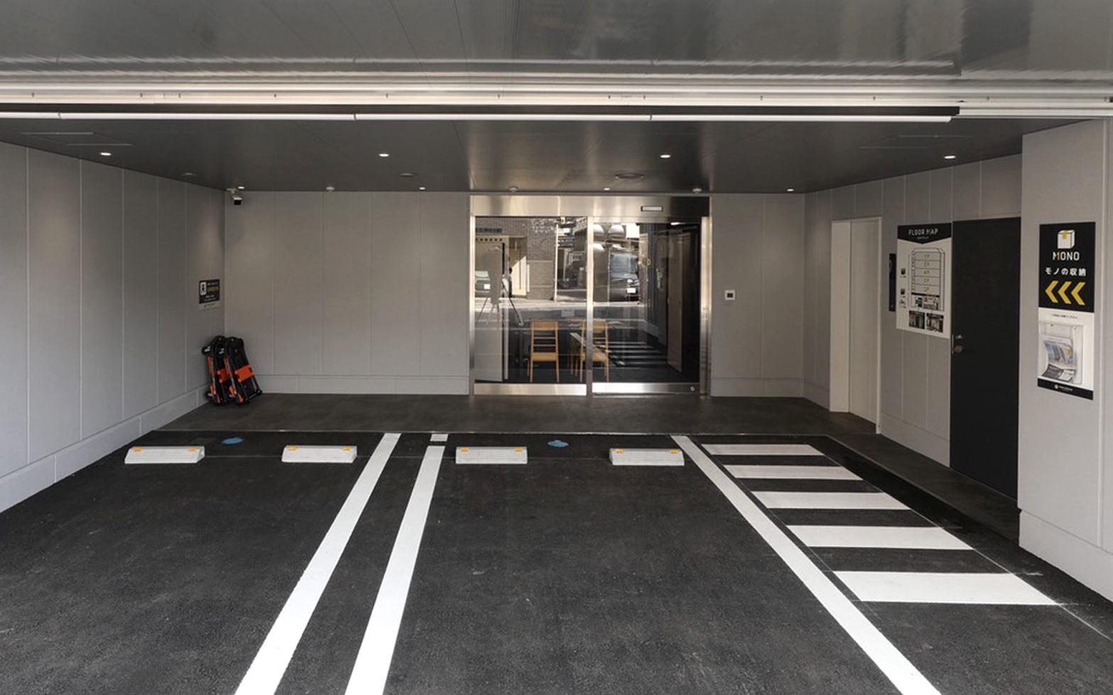 受付とモノの収納の入り口です。